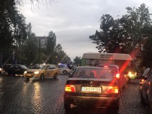 Транспортен колапс: Шофьор счупи бариерите на "Пещерско"!