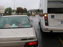 Поредна катастрофа в дъжда! Автобус удари кола срещу Тримона, тапата е огромна!