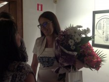 Млада украинка представя витинанка в Стария град