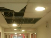 Окачен таван в НАП Пловдив се стовари върху клиенти заради обилния дъжд!