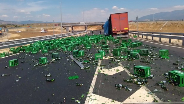 БГНЕС
ТИР изсипа 200 каси бира и затвори входа на автомагистрала Струма