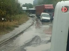 Бус пропадна в отворена шахта в Пловдив