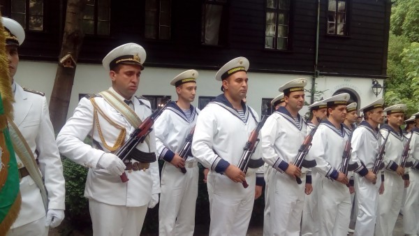 Деветнадесет млади курсанти за ВМС от които 17 младежи и