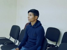 Сълзи и наведени глави в съда след побоя с кол над учител в Садово