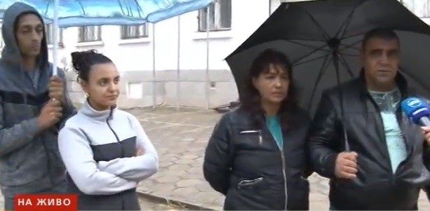 Родителите на 12 годишното момиче което обвини директора Христо Радев