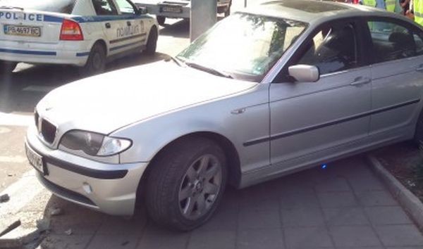 Лек автомобил БМВ е бил увреден на паркинг на бул