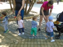 Бюрата по труда набират желаещи родители по програмата за детегледачки