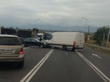Челен сблъсък на Околовръстното! Лъскав "Мерцедес" се натресе в бус