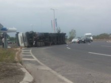 ТИР се обърна и затрудни преминаването през кръгово на Околовръстното