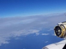 Двигателят на пътнически самолет се взриви във въздуха, кацна аварийно