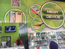 Продавач не позволи на майки с колички да се скрият от дъжда под тентата му