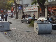 Мерцедес се вряза в кофи и хора край Гранда, по чудо няма жертви