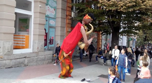 Нова триметрова атракция се появи на Главната в Пловдив съобщиха