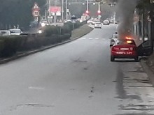 Кола гори на оживен булевард в Пловдив