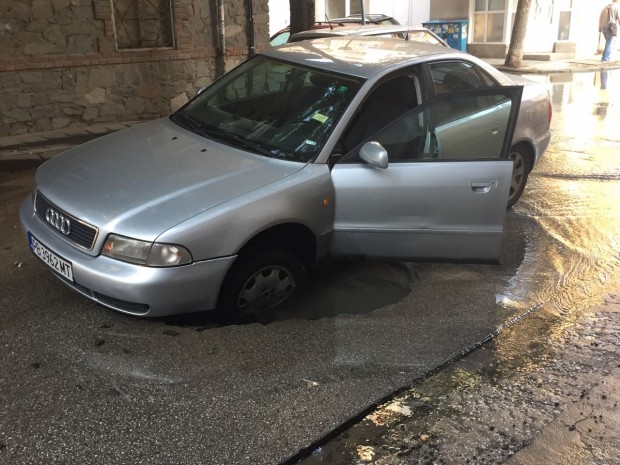 Кола пропадна в огромна дупка в Кючука За това съобщи