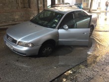Кола пропадна в огромна дупка в Кючука, шофьорът бесен на ВиК!