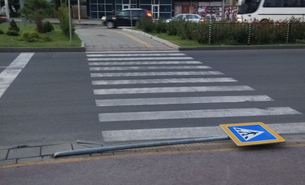 За опасност за пешеходците до кръговото кръстовище на Панаира сигнализира