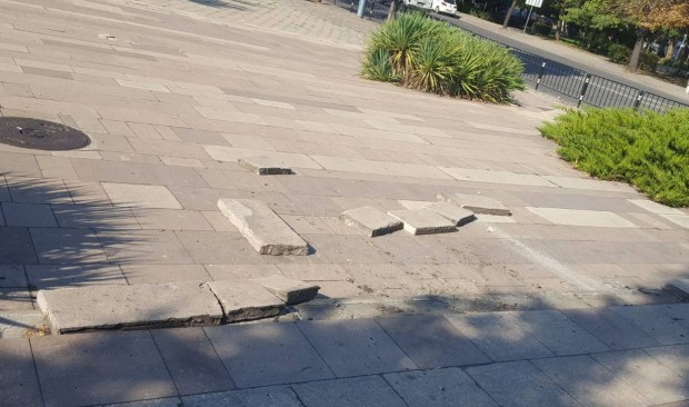 Жена шофьор с "Опел Астра" изпотроши плочките пред Дома на
