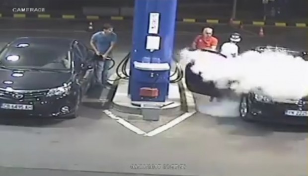 Култова случка се разигра на столична бензиностанция Във видеоклип който