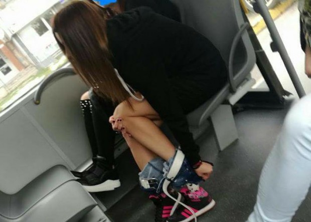 Фейсбук
Снимка на млада дама свалила дънките си в автобус бе