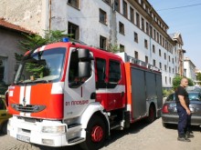 Вдигнаха пожарната на крак заради дим в тютюневия склад на улица "Одрин"
