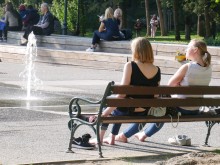 Пловдивчанки не искат лятото да си ходи, пуснаха се по потничета и босички по асфалта