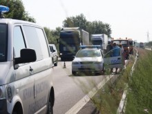 Продължава разчистването на разпиления товар след катастрофата до Пловдив