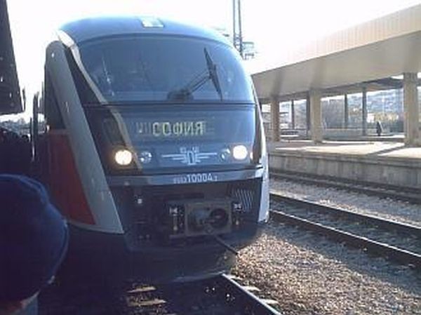 Снощи около 21 40 ч дизелов мотрисен влак Дезиро е замерян