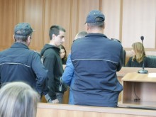 Униформени доведоха с белезници в съда Георги от Пловдив, който завлече Grabo с 400 000 лева!