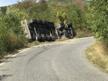 Цистерна с гориво се обърна на пътя Стара Загора - Казанлък