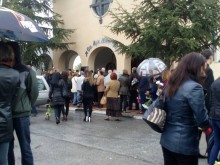Стотици изпратиха в последния й път легендарната директорка на ЕГ "Иван Вазов"