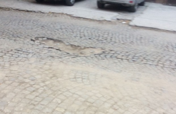 Читател на Plovdiv24 bg описа невъзможното състояние на ул Средец   Пиша Ви