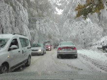 Истинска зима на прохода "Петрохан", има закъсали с летни гуми