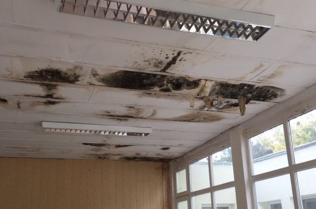 Прогнилият и пропаднал таван на физкултурния салон в пловдивската детска