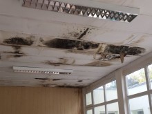 За радост на родители и деца: Оправят прогнилия покрив на салона в ДГ "Вяра"