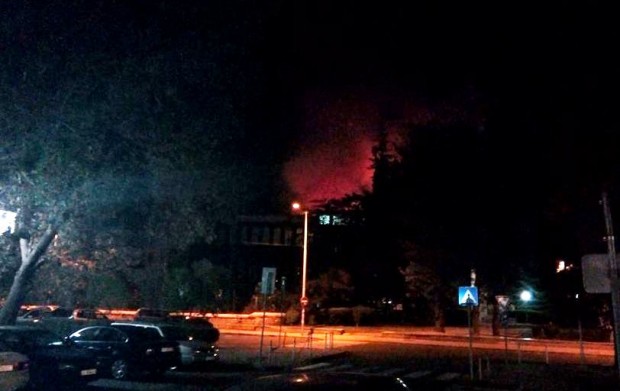 Голям пожар бушува в центъра на Бургас, съобщават очевидци за