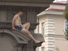 ВИДЕО: Гол червенокос младеж се качи на паметника на Левски в София, крещи, че е син на Ed Sheeran