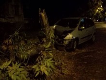 Тежка катастрофа в Кючука! Кола се заби челно в дърво, шофьорът позорно избяга!