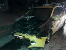 Такси се запали и изгоря като факла в Кючука