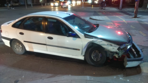 Лек автомобил "Рено", управляван от 39-годишен шофьор, е причинил катастрофата снощи