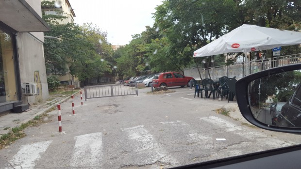 Varna24 bg за незаконно преграден обществен паркинг и маси и столове