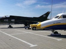 Бомбардировач на паркинг за тирове събира погледите на минувачите