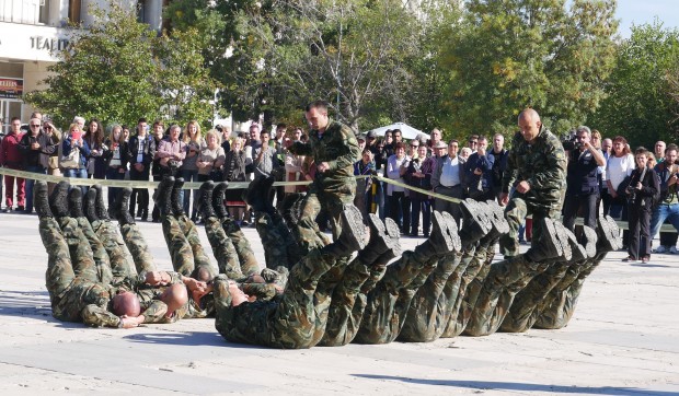 Военният дух изпълни площад Централен по повод 18 октомври