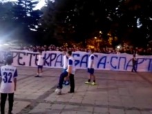 С мач и зрелищен протест легенди на Спартак (Вн) показаха, че не се отказват от битката