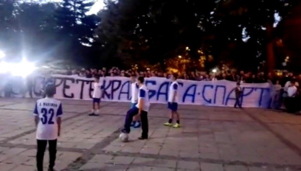 Близо 2000 души блокираха тази вечер центъра на Варна предаде