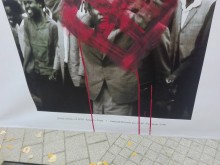 Поругаха с пречупени кръстове художествени фотографии в центъра на Пловдив