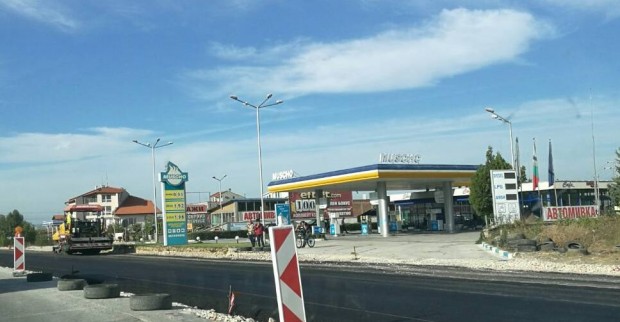 Започна асфалтирането на "Асеновградско шосе", предаде репортер на Plovdiv24.bg. Първият участък
