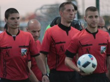 Пратиха депутат да свири мач на Лаута
