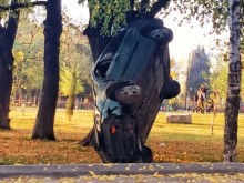 Невероятна каскада в старозагорски парк, колата застина отвесно!