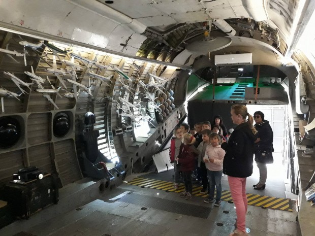 Малчугани от Детска градина Надежда посетиха Авиомузей Бургас и да